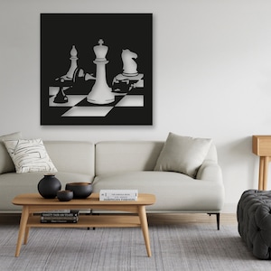 Op de afbeelding: Een zwart-wit metalen wandkunstwerk dat een schaakbord met schaakstukken voorstelt. De schaakstukken zijn in een zilveren afwerking en zijn gerangschikt op een zwart-wit geblokt bord. De wandkunst is gemonteerd op een zwarte achtergrond.