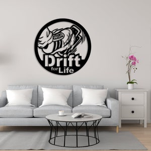 Puede incluir: Ilustración en blanco y negro de un coche derrapando con el texto "Drift for Life" en un círculo.