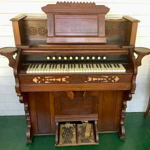 1890-1900 Antique Pump Organ by Chicago Cottage Organ Co. Beautiful. Original.