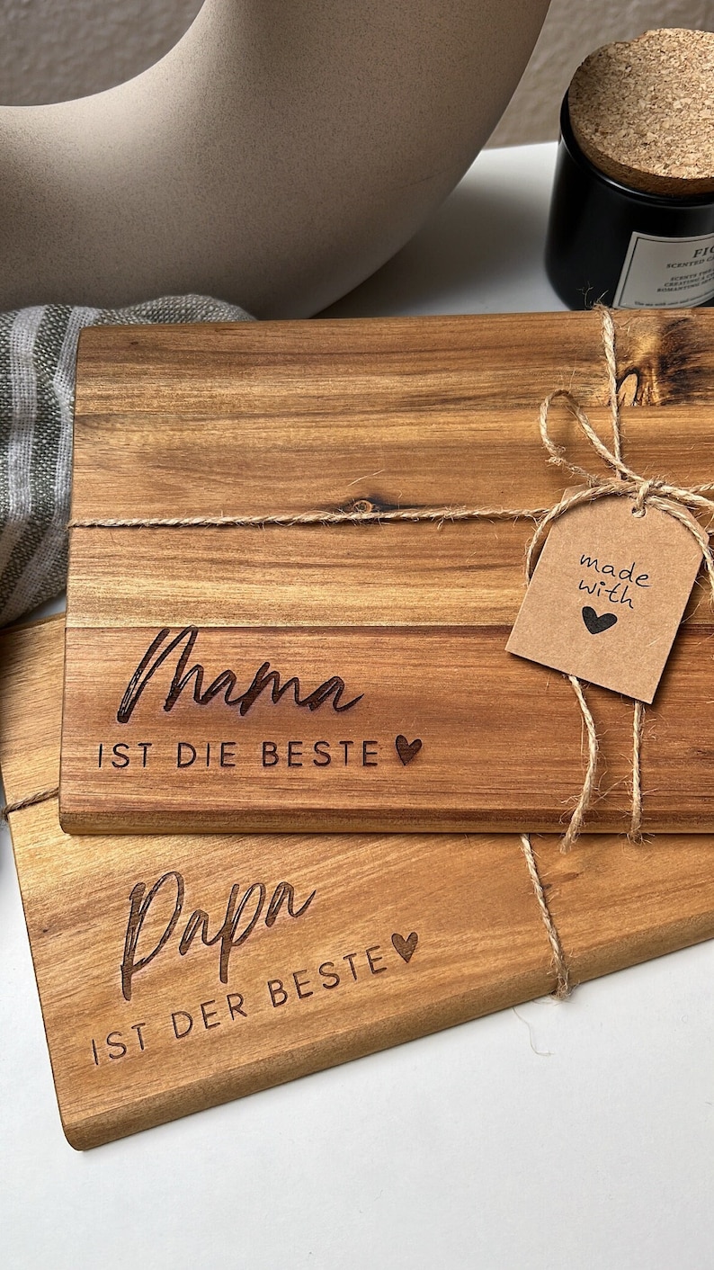 Holzbrettchen mit Gravur Mama Papa Frühstücksbrett Geschenk Muttertag Vatertag Schneidebrett Personalisiert Geschenk Geburtstag Bild 1