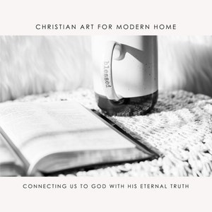 Może przedstawiać: Czarno-biały obraz przedstawiający otwartą książkę i ceramiczny kubek z napisem blessed na uchwycie. Tekst CHRISTIAN ART FOR MODERN HOME oraz CONNECTING US TO GOD WITH HIS ETERNAL TRUTH znajduje się na g&oacute;rze i na dole obrazu.