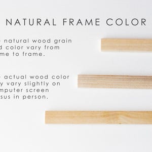 Peut inclure: Image montrant trois &eacute;chantillons de cadres en bois naturel sur fond blanc. Le texte "NATURAL FRAME COLOR" est en haut. Le texte en dessous explique les variations du grain et de la couleur du bois et comment la couleur peut varier sur un &eacute;cran d'ordinateur.
