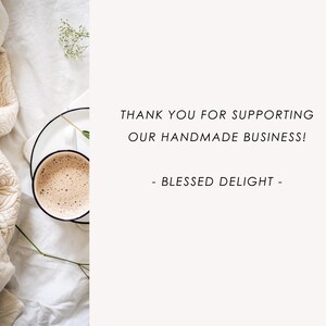 Peut inclure: Une tasse de caf&eacute; &agrave; la mousse cr&eacute;meuse sur une assiette blanche &agrave; bord noir. L'assiette est sur une surface blanche avec une brindille de verdure. Le texte dit : "MERCI DE SOUTENIR NOTRE ENTREPRISE ARTISANALE ! - BLESSED DELIGHT -"