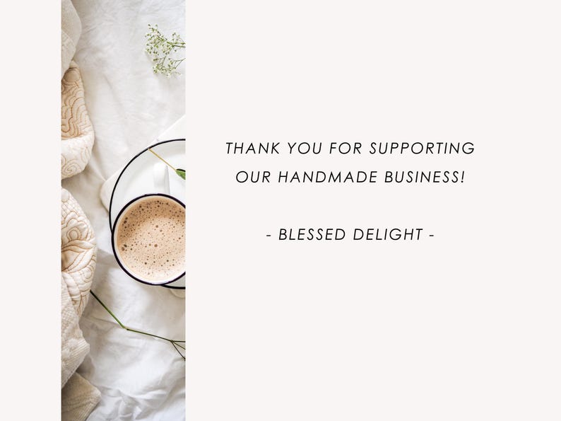 Peut inclure: Une tasse de caf&eacute; &agrave; la mousse cr&eacute;meuse sur une assiette blanche &agrave; bord noir. L'assiette est sur une surface blanche avec une brindille de verdure. Le texte dit : "MERCI DE SOUTENIR NOTRE ENTREPRISE ARTISANALE ! - BLESSED DELIGHT -"