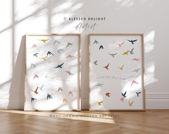 Könnte beinhalten: Zwei gerahmte Kunstdrucke mit minimalistischem Design. Jeder Druck zeigt farbenfrohe Vogelsilhouetten in Blau-, Gelb-, Rosa- und Rosttönen auf weißem Hintergrund. Die Drucke sind in Holzrahmen und mit "Hand-Drawn Modern Art Print" beschriftet.