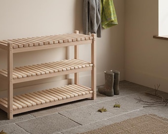 Skobänk: skoförvaring och sittplatser i massivt trä, smal skohylla med sits