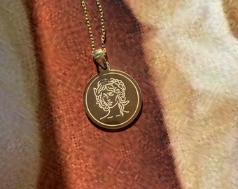 Colgante de moneda de Medusa de plata de ley 925 con serpientes que rodean la cabeza, joyería de Medusa, collar de serpiente, collar de disco de Medusa, collar unisex.