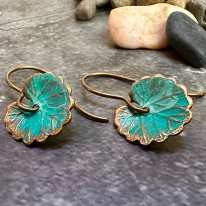Boucles d'oreilles feuille de nénuphar : Laiton fait main avec patine verte Tiffany