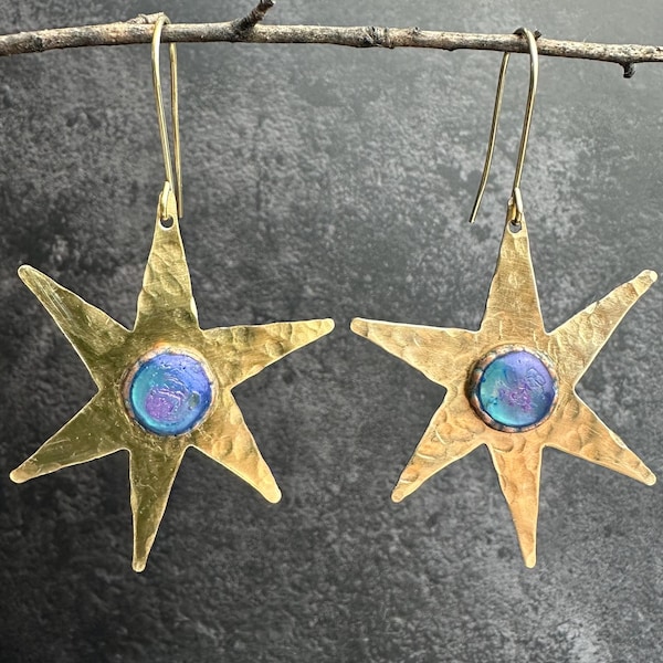Himmlische Sternohrringe, gehämmerte Messinganhänger, moderner kosmischer irisierender Harzschmuck