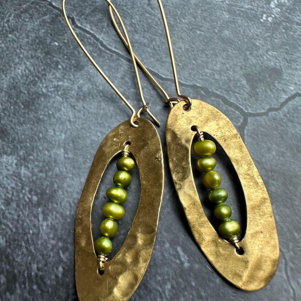 Gehämmerte Messing Botanische Ohrringe – Olivgrüne Perle Perle Pod Ohrringe – Handwerklich hergestellter Naturschmuck