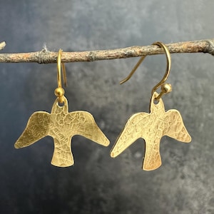 ミニマルな鳥のイヤリング - 小さなハンマー仕上げの真鍮製スズメのドロップ - シンプルな自然をモチーフにしたジュエリー