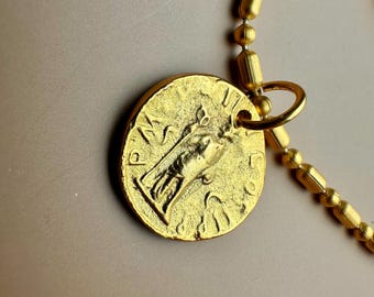Collar minimalista de monedas mediterráneas: cadena y colgante hechos a mano chapados en oro de 10 quilates.