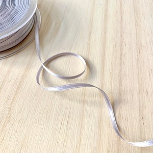 5 m smal zilvergrijs satijnen lint 3 mm (1/8"), 5 meter - dubbelzijdig lichtgrijs satijnen lint - dun zilveren cadeaupapierlint, 5 meter
