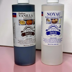 Könnte beinhalten: Zwei 240 ml Kunststoffflaschen mit Extrakten der Marke Esans la. Die linke Flasche enthält eine dunkle Flüssigkeit mit der Aufschrift Haitian Vanilla, die rechte eine klare Flüssigkeit mit der Aufschrift Noyau Haitian Essence of Almond. Weiße Deckel.
