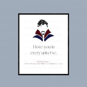 Puede incluir: Una ilustración en blanco y negro de Doctor Strange del Universo Cinematográfico Marvel. La cita "Te amo en cada universo." está debajo de la ilustración, con el texto "Stephen Strange" y "Doctor Strange in the Multiverse of Madness // 2022" debajo de la cita.