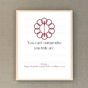 Puede incluir: Una impresión enmarcada blanca con una cita roja de la película Shang-Chi y la Leyenda de los Diez Anillos. La cita dice "No puedes escapar de quién eres realmente." y se atribuye a Wenwu. La imagen también presenta un símbolo rojo de diez anillos entrelazados.