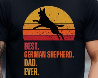 Könnte beinhalten: Schwarzes T-Shirt mit einem Retro-Sonnenuntergang-Motiv, das eine Silhouette eines springenden Deutschen Schäferhundes zeigt. Der Text "BEST. GERMAN SHEPHERD. DAD. EVER." ist unter dem Motiv gedruckt.