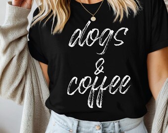 Pode incluir: Uma camiseta preta com texto branco que diz "dogs & coffee".