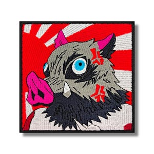 Puede incluir: Parche bordado con un demonio gris y negro parecido a un jabalí con hocico rosa y ojos azules. El demonio tiene caracteres kanji rojos en la frente y está situado sobre un fondo de sol naciente rojo y blanco.
