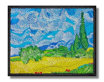 Può includere: Toppa ricamata che raffigura un paesaggio con cielo blu, nuvole bianche, alberi verdi e un campo giallo. La toppa ha un bordo nero.