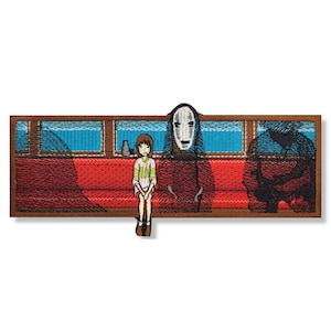 Può includere: Toppa ricamata con personaggi di un film d'animazione. La toppa raffigura una ragazza, uno spirito senza volto e altre figure sedute su una panchina rossa. Lo sfondo mostra un cielo blu e una cornice marrone.