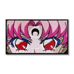 Könnte beinhalten: Gestickter Aufnäher mit einer Nahaufnahme der Augen eines Anime-Charakters mit rosa Haaren, roten Pupillen und einem Halbmond auf der Stirn.