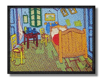 Può includere: Toppa ricamata che rappresenta il famoso dipinto di Vincent van Gogh "La camera da letto." La toppa presenta una stanza blu con un letto, due sedie, un tavolo e una finestra. I colori sono vivaci e i dettagli sono intricati.