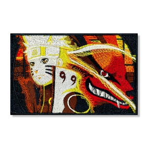 Op de afbeelding: Gestikte patch met een geel en wit anime-personage met een rode en oranje negenstaartige vos. Het personage draagt een hoofdband met een symbool en de vos heeft een rood oog en scherpe tanden.