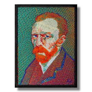 Może przedstawiać: Naszywka haftowana przedstawiająca portret Vincenta van Gogha z rudą brodą i niebiesko-czerwoną kurtką na zielonym tle.