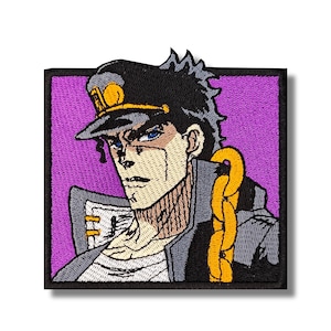 Puede incluir: Parche bordado con un personaje de anime con sombrero negro, detalles dorados y una cadena dorada. El personaje se encuentra sobre un fondo morado dentro de un marco cuadrado negro. Para ropa o accesorios.