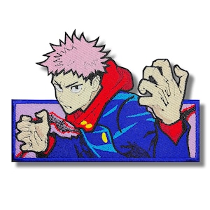 Op de afbeelding: Gestikt patch met een personage met roze haar, een rood jack met capuchon en een blauw jack. Het personage wordt getoond met een vastberaden uitdrukking en een hand opgeheven in een vechtpose.