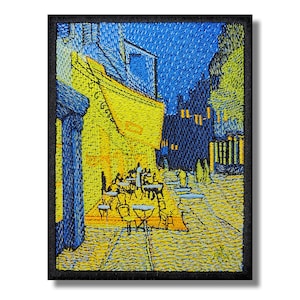 Può includere: Toppa ricamata che rappresenta una versione stilizzata del dipinto di Vincent van Gogh "La terrazza del caffè di notte". La toppa mostra un edificio giallo con una terrazza di caffè, persone sedute ai tavoli e un cielo stellato.
