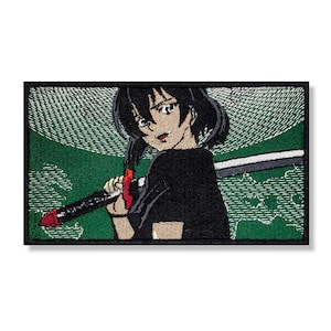 Puede incluir: Parche bordado con un personaje de anime de pelo negro y ojos rojos sosteniendo una espada. El personaje lleva una camisa negra y tiene un fondo verde.