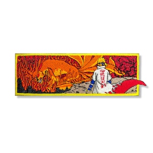 Op de afbeelding: Een geborduurde patch met een vurige, oranje negenstaartige vos met een figuur in witte kleding die ervoor staat. De figuur heeft een rood hoofdband en de tekst "NARUTO" staat op de rug van zijn/haar gewaad.