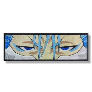 Könnte beinhalten: Nahaufnahme der Augen eines Anime-Charakters mit blauen Haaren. Die Augen sind blau mit weißer Sklera und schwarzen Pupillen. Die Haare des Charakters sind blau und weiß, und seine Haut ist hell.