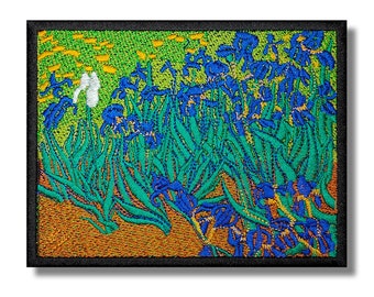 Può includere: Una toppa ricamata che presenta una rappresentazione vibrante degli Iris di Vincent van Gogh. La toppa mostra un campo di iris blu con foglie verdi su uno sfondo giallo e verde.