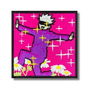 Peut inclure: Écusson brodé représentant un personnage de dessin animé en tenue violette, cheveux blancs et bandeau, sur fond rose vif. Le motif comprend des éclats d'étoiles jaunes et des marguerites blanches, encadrés d'une bordure noire.
