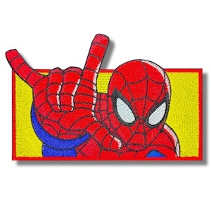 Op de afbeelding: Rode en blauwe geborduurde patch van Spiderman met een gele achtergrond. Spiderman geeft een peace-teken met zijn linkerhand.