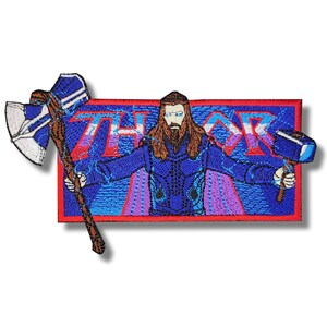 Puede incluir: Parche bordado con Thor, un superhéroe de Marvel Comics, sosteniendo un martillo. El parche es rojo, azul y blanco con la palabra "THOR" en letras grandes.