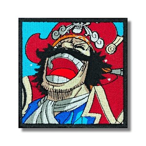 Può includere: Toppa ricamata raffigurante un pirata dei cartoni animati che ride a bocca aperta. La toppa presenta un cappello rosso, baffi neri e abiti blu e bianchi. Lo sfondo è blu.