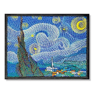 Może przedstawiać: Naszywka haftowana przedstawiająca reprodukcję obrazu Vincenta van Gogha "Gwiezdna noc". Naszywka przedstawia wirujące nocne niebo z jasnym, żółtym księżycem i gwiazdami, ciemnym cyprysowym drzewem i małą wioską w oddali.