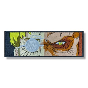 Könnte beinhalten: Gestickter Patch mit einer Nahaufnahme eines Gesichts, das in zwei Hälften geteilt ist. Auf der einen Seite ist ein junger Mann mit blonden Haaren zu sehen, auf der anderen ein älterer Mann mit Bart. Das Gesicht hat ein Auge geschlossen und das andere offen. Der Patch ist schwarz, weiß, gelb, orange und braun.