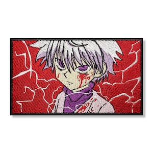 Op de afbeelding: Geborduurde patch met een anime-personage met wit haar, paarse ogen en een bloedig gezicht. Het personage draagt een wit shirt met een paarse sjaal. De achtergrond is rood met witte bliksemschichten.