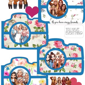以下が含まれることがあります： 異なるポーズをとった女性のデジタルイラストが4つ、それぞれ青いカメラフレームの中に収められており、花柄の背景になっています。画像の上部には「もしあなたがクレイジーな友達を持っていたら...あなたはすべてを持っている！ 」というテキストがあります。