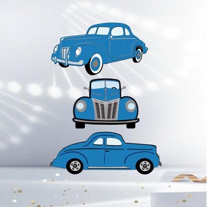 Op de afbeelding: Drie illustraties van blauwe oldtimers verticaal gerangschikt. De bovenste auto is van opzij te zien, de middelste auto is een vooraanzicht en de onderste auto is van opzij te zien. Elke auto heeft een klassiek ontwerp met witwandbanden.