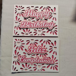 Sfondo floreale DOWNLOAD DIGITALE SVG - frase di auguri di buon compleanno in spagnolo e inglese. Ideale per biglietti d'auguri o decorazioni per torte. Progettato da noi.