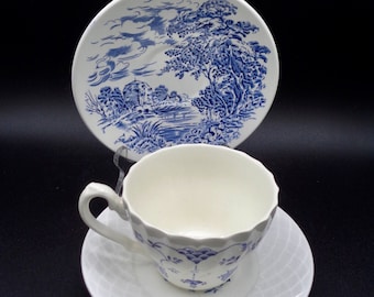 Deux soucoupes Enoch Wedgwood bleu blanc en pierre de fer et une tasse à thé bleue