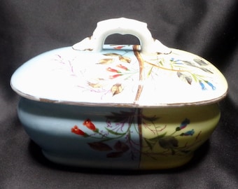Soupière à motif floral peint à la main avec couvercle. Fabriqué par Marx et Gutherz à Carlsbad, Autriche