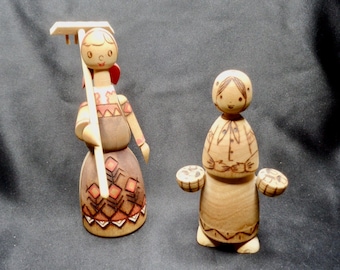 Paire de figurines de fillettes en bois sculptées à la main fabriquées en URSS à partir de 1977.