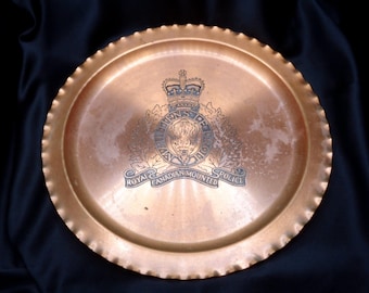 Plateau en cuivre massif de la Gendarmerie royale du Canada (GRC). Forgé à la main au Canada par Fantasy Copperware. 12" de diamètre.